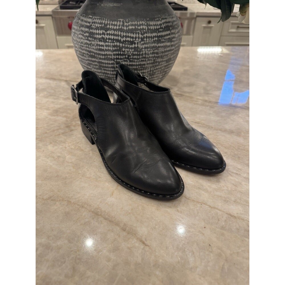 Lucky Brand Giovanna black leather cut-out ankle booties Women’s 8.5m rivets EUC
